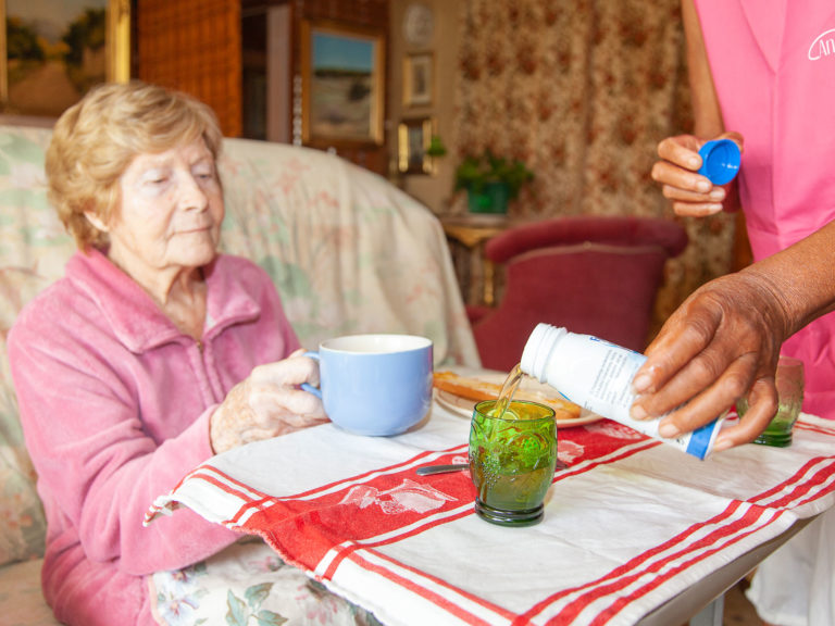 Aide à la prise des repas avec Ange Gardien service de maintien à domicile