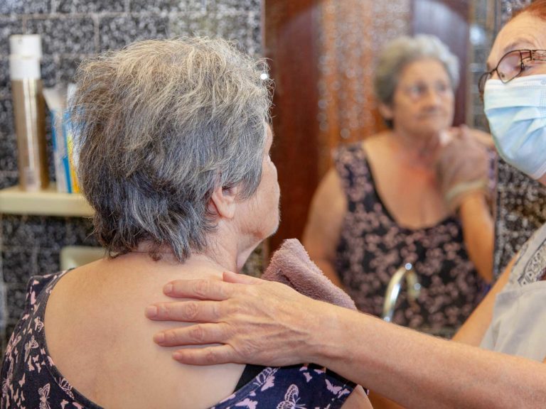 Service à la personne Aide à la toilette à Uzès avec Ange Gardien - Compenser une perte d'autonomie