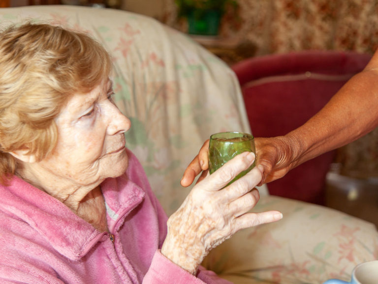 Aide à la prise de médicaments service à la personne à Remoulins avec Ange Gardien - Compenser une perte d'autonomie